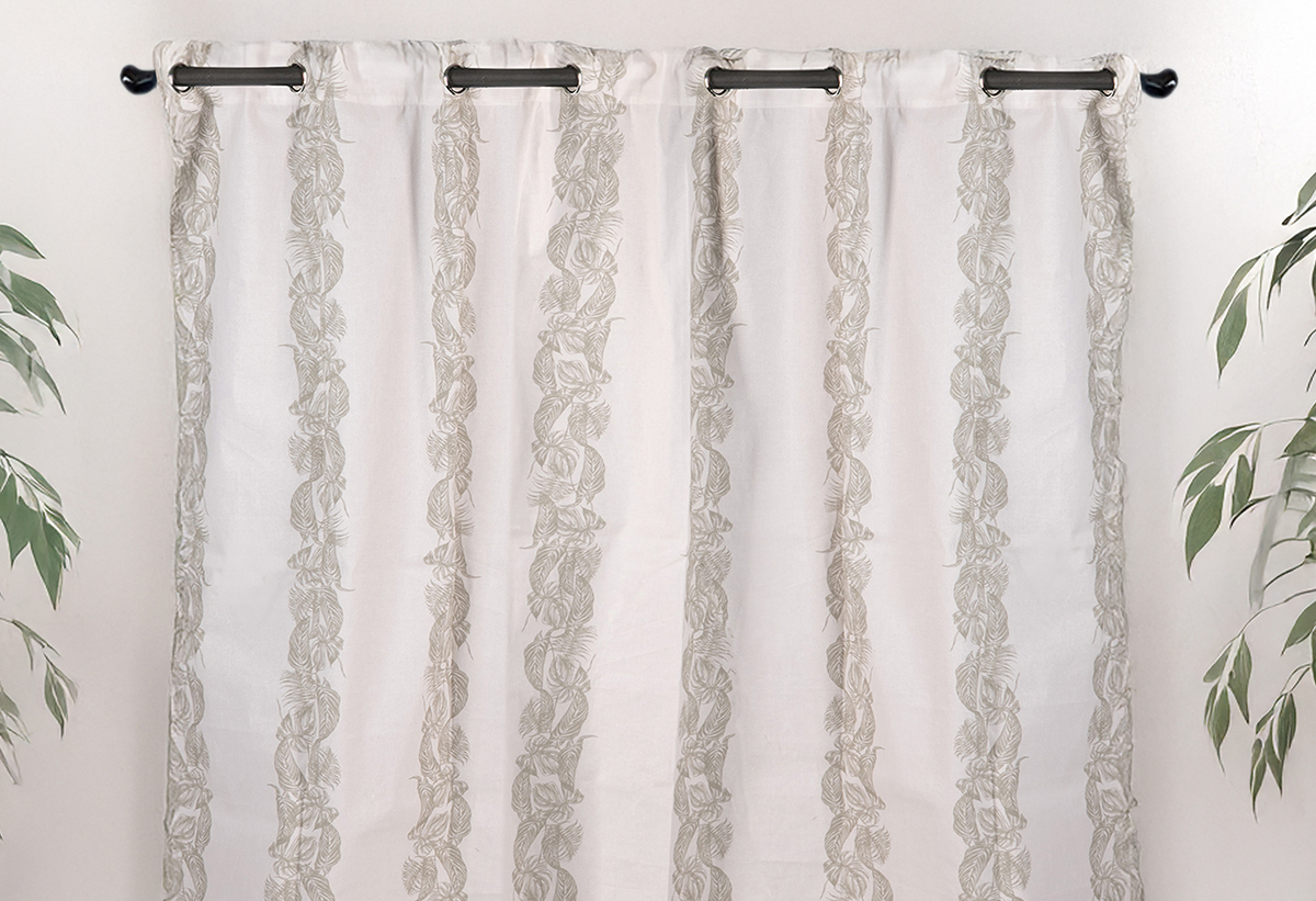 Απεικονίζεται η κουρτίνα Hemithea by Praktiker κρεμασμένη σε ένα μαύρο κουρτινόξυλο.